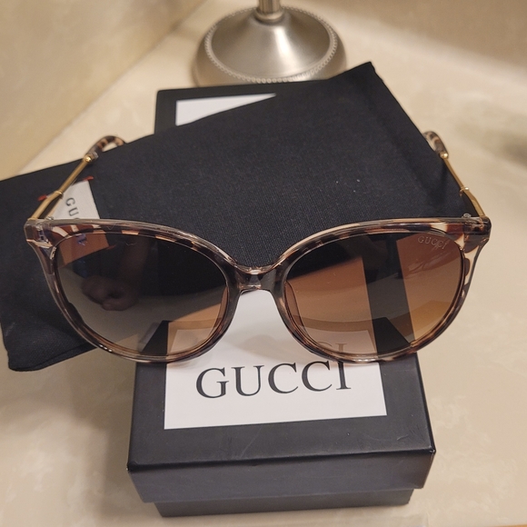 Gucci Black and Brown Tortoiseshell Sunglasses - Picture 6 of 11